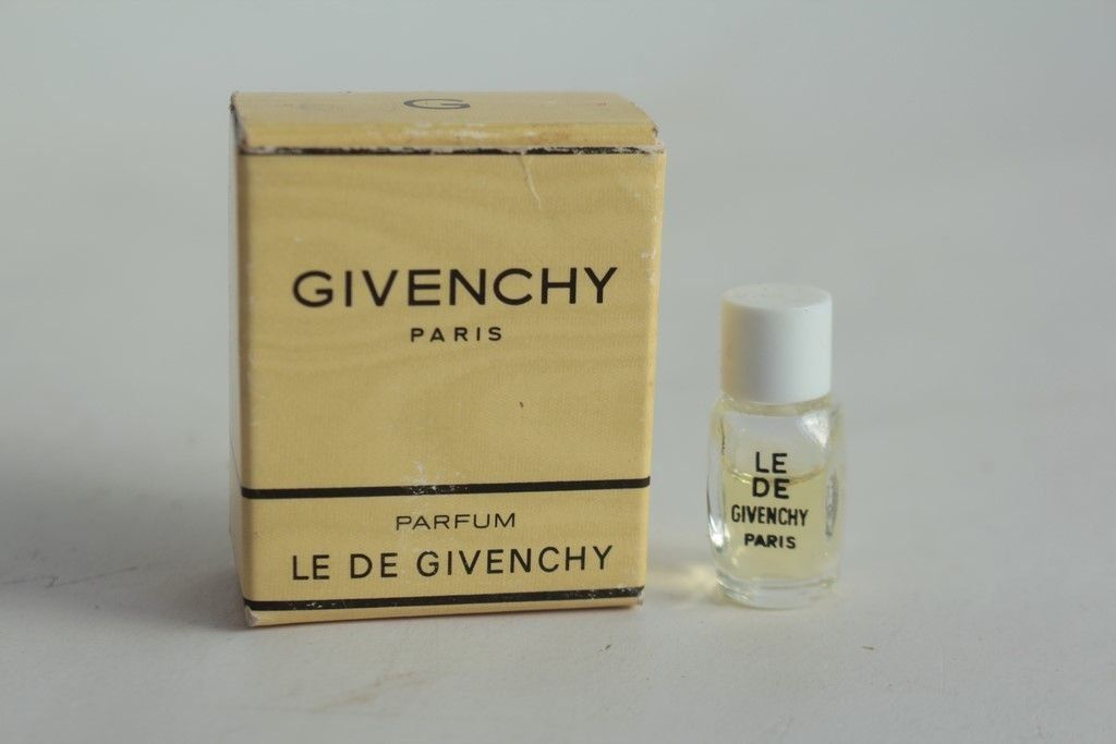 Givenchy Profumi & Eau de Toilette: GIVENCHY Parfum miniature Le De 1 ml vintage – Usato da Vandoeuvres venduto da Dom-Tom