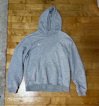 Nike Kapuzenpullover grau gebraucht mit Defekt am Ärmel