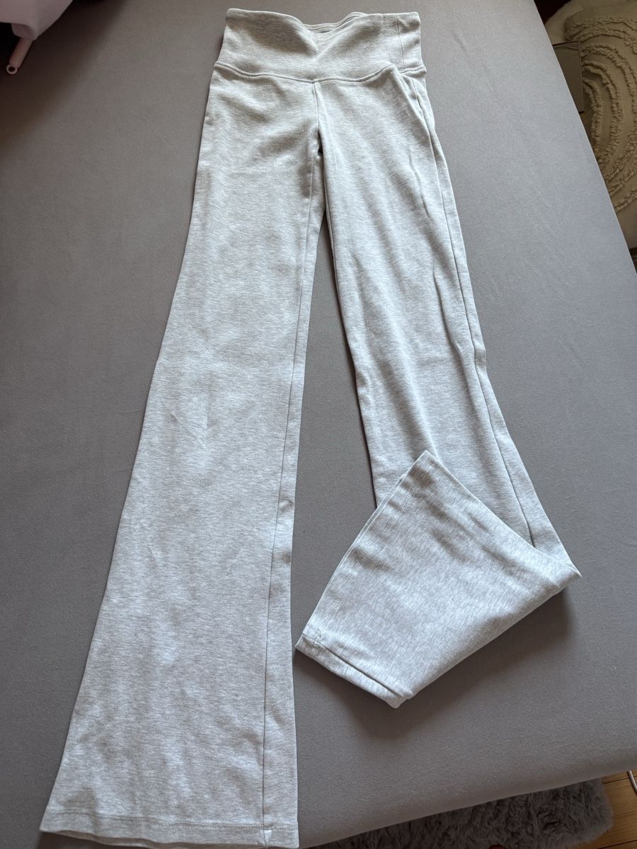Bershka Leggings: Graue Schlaghose – Neu (gemäss Beschreibung) aus Trimbach von zoraaurelia