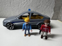 Voiture Playmobil avec personnages et accessoires