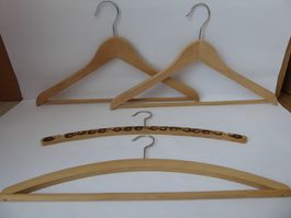 4 Vintage Kleiderbügel Holz (1 Unikat)