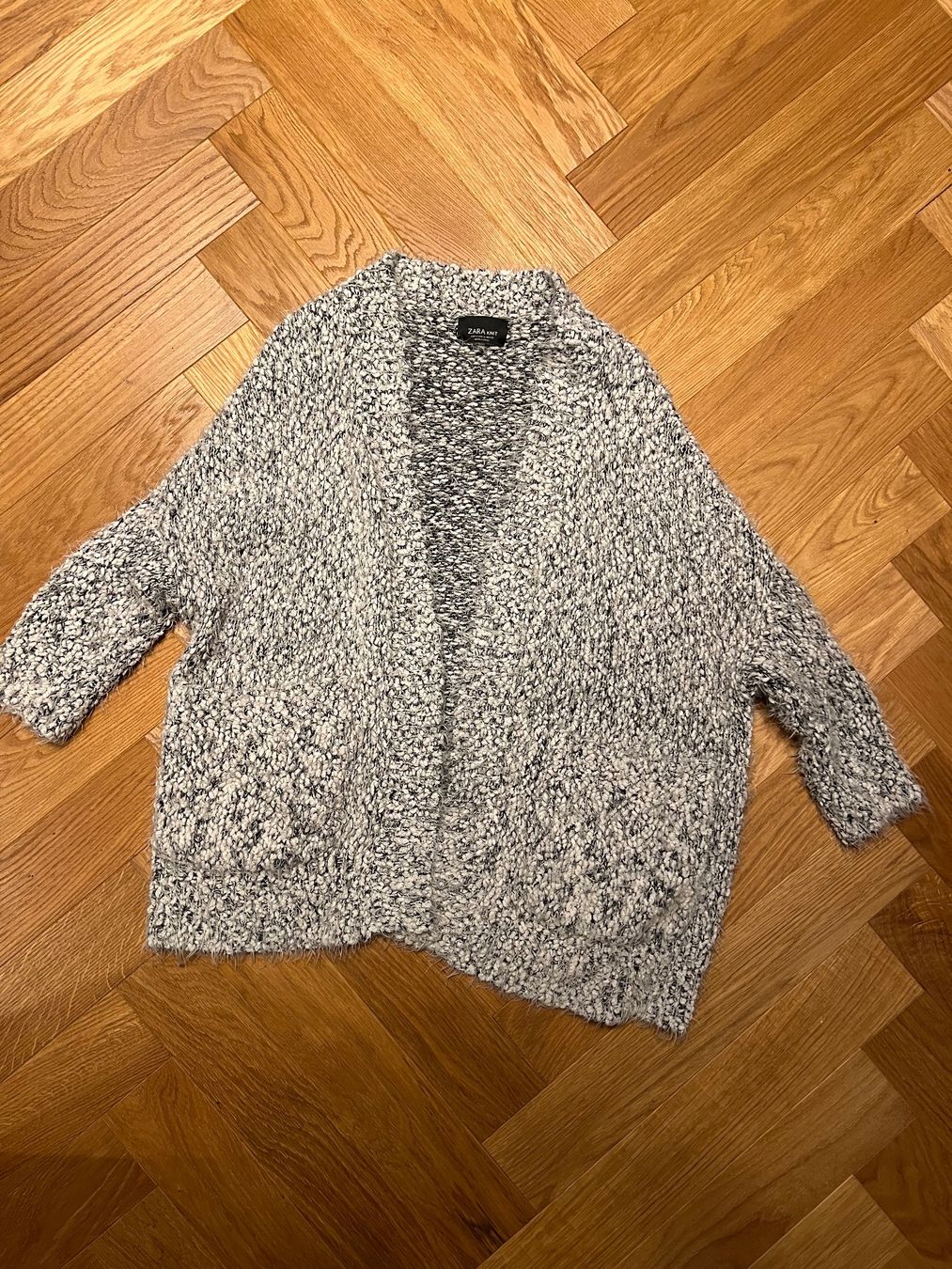 Zara Giacche: Flauschige Strickjacke, Gr. S – Usato da Uetikon am See venduto da phi_hn2k
