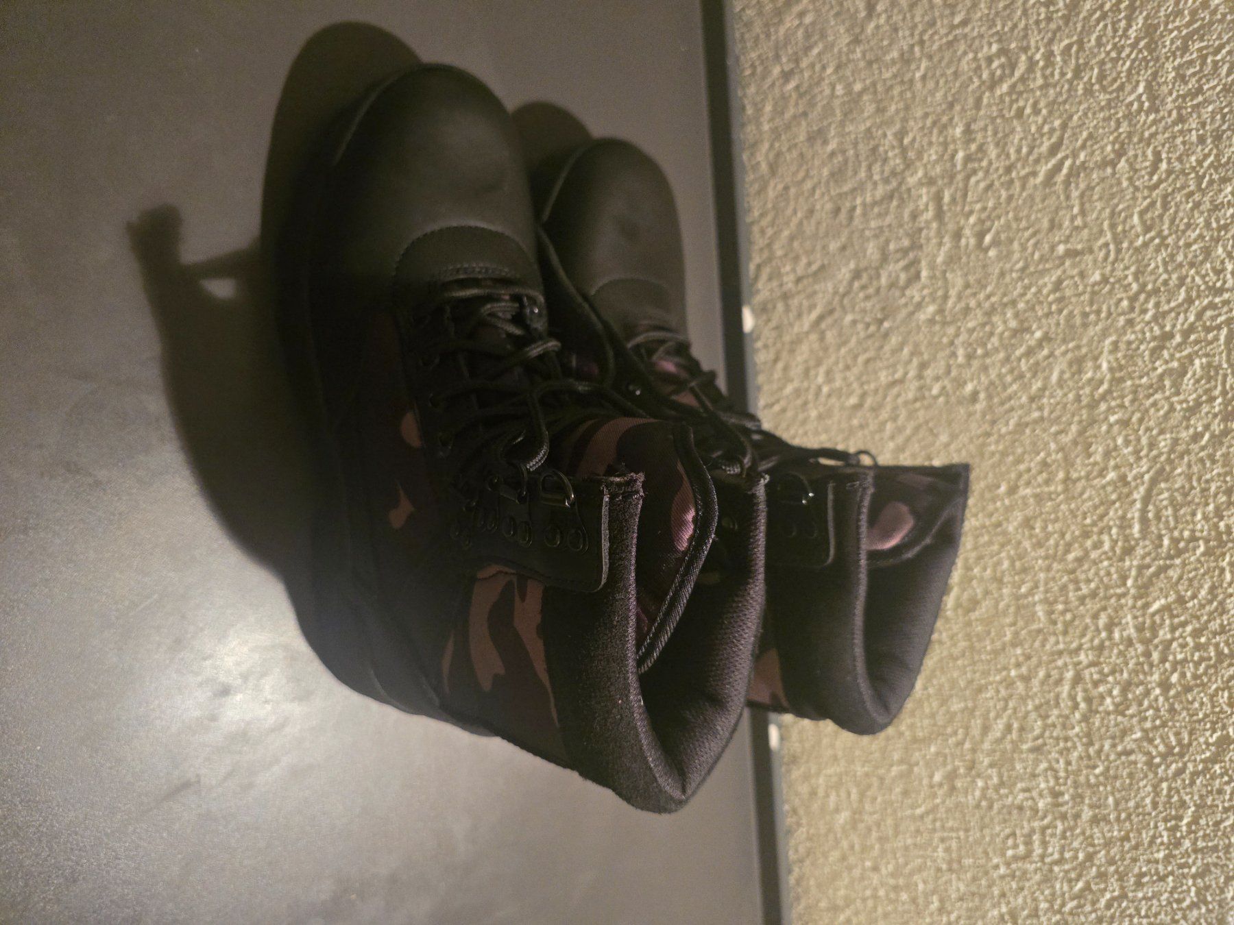 Scarpe da uomo: Boots black with purple pattern used condition – Usato da Lausanne venduto da b_r_6z5f 2