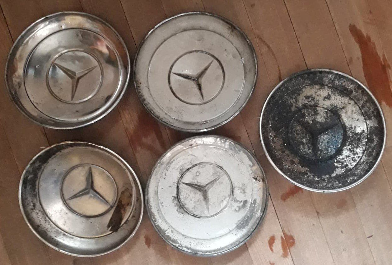Mercedes-Benz Cerchioni: MERCEDES - Enjoliveurs de roue - 5x – Usato da Le Locle venduto da borgespatricia 1