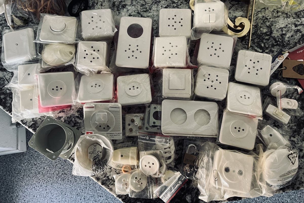 Fiches d'alim.: Elektroinstallationsmaterial /Steckdosen & Schalter – D'occasion à Zürich par Hypera