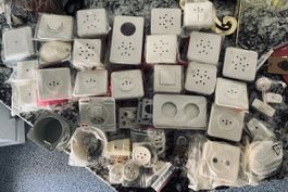 Elektroinstallationsmaterial /Steckdosen & Schalter