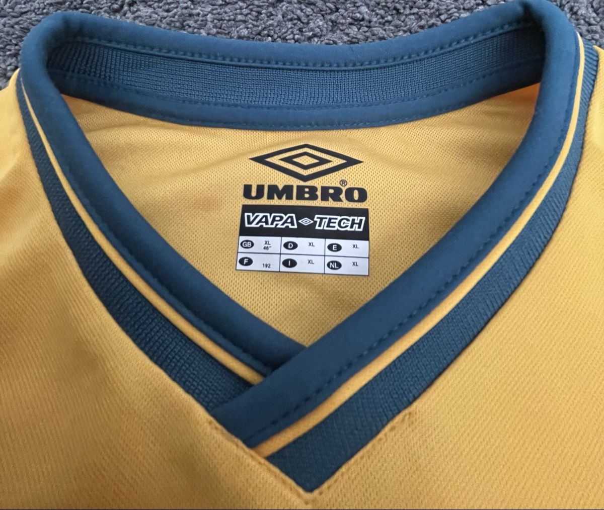 Umbro Canottiere & Pantaloni: Celtic Glasgow Auswärtstrikot 2001-2002 – Usato da Aadorf venduto da Assyrian-Bazar 2