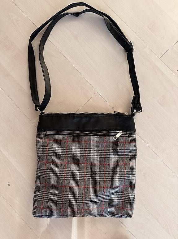 Sacs femmes: Kleine Handtasche kariert – D'occasion à Küsnacht ZH par Philipp_und_Nadine