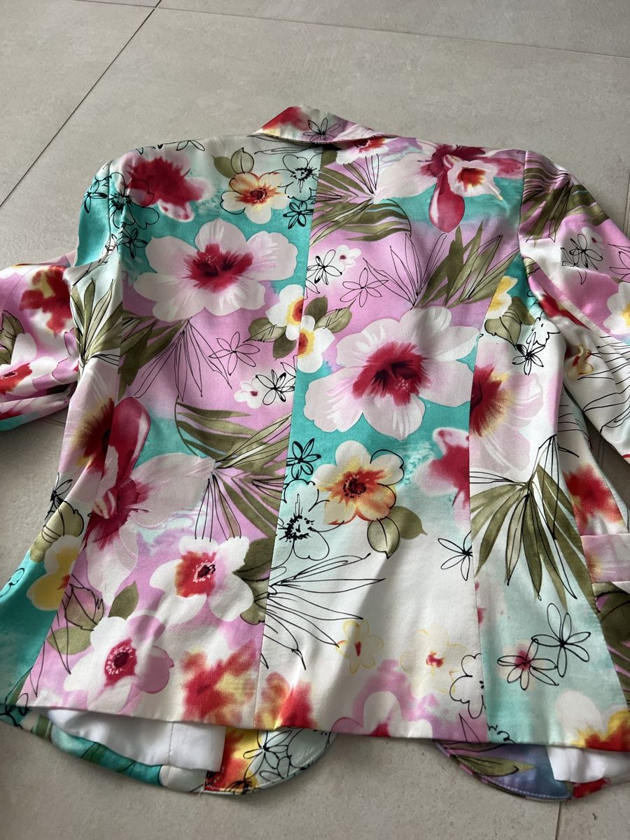 Jeans: Sommer Set: Blaser mit Blumenmuster und Jeans mit Blumenbund – Usato da Schönenberg ZH venduto da Bosh 4
