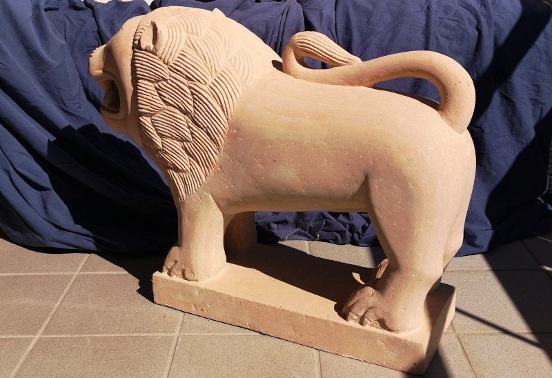 Sculture & Statue: Löwe oder Tiger aus rosa Sandstein, Indien – Usato da Giswil venduto da Pelzer 1
