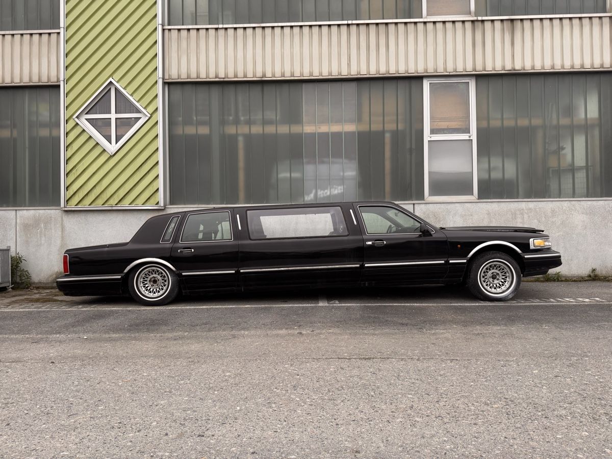 Ford (Usa) Autos: 1996 Lincoln Towncar Stretchlimo / Projekt oder Teilespender – Gebraucht aus Rheineck von EastSwissHouseMusic