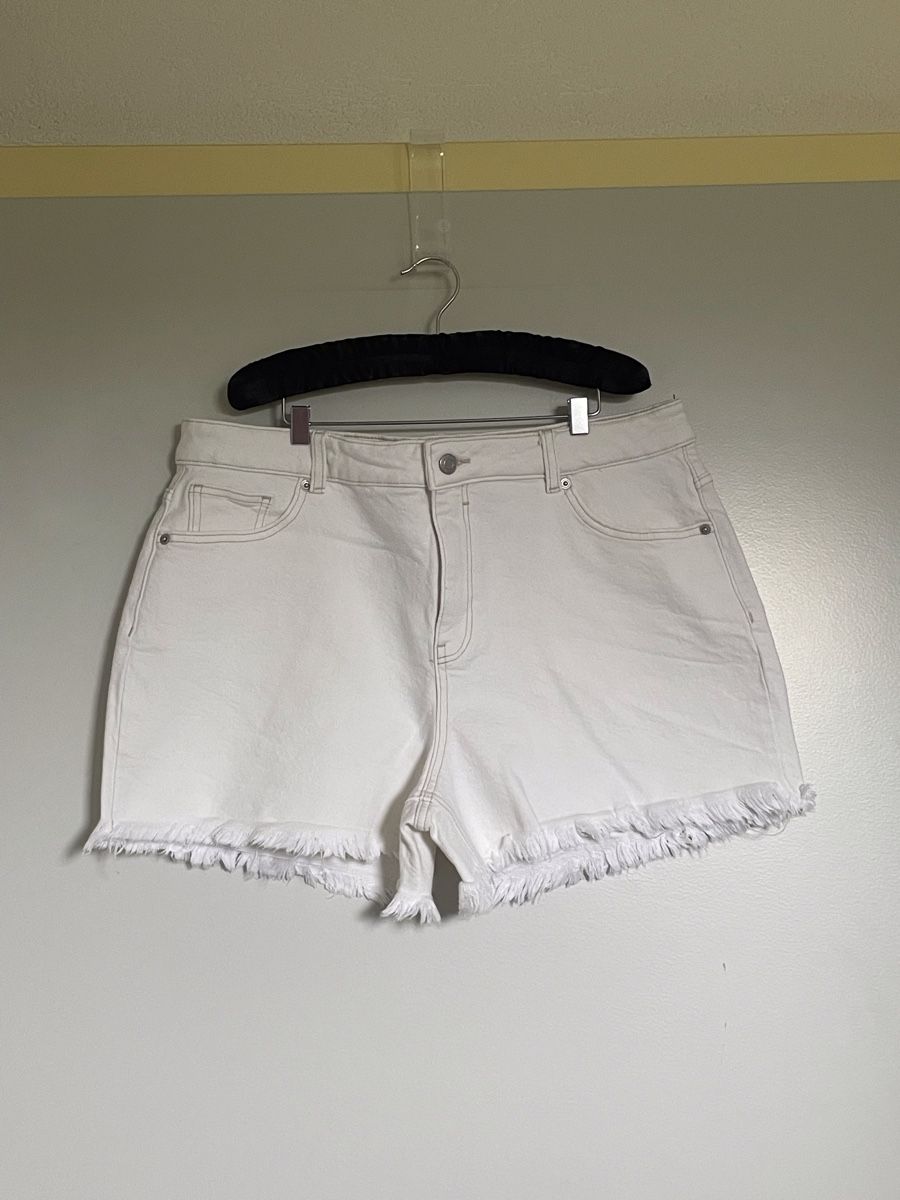 C&A Hosen: Short Clockhouse blanc taille 44 neuf – Neu und originalverpackt aus Vuadens von Nina11