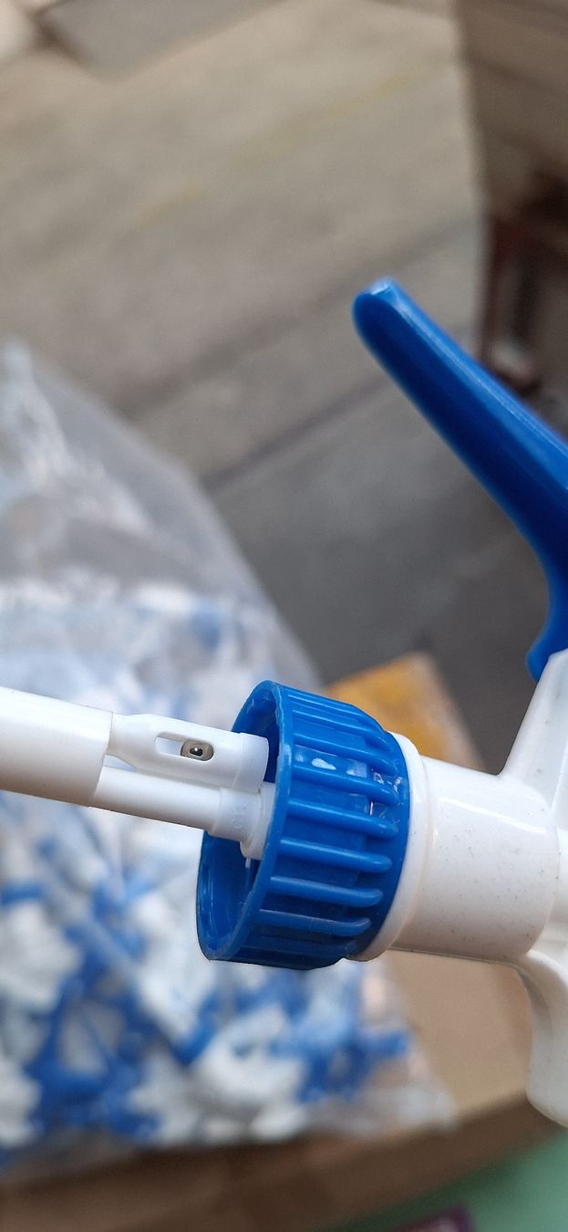 Behälter & Ähnliches: Sprühkopf Set Blau Weiss ca. 30stk – Neu und originalverpackt aus Kloten von WOODStudio 2