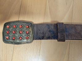 Ledergürtel mit Vintage-Messing-Schnalle und Steinen