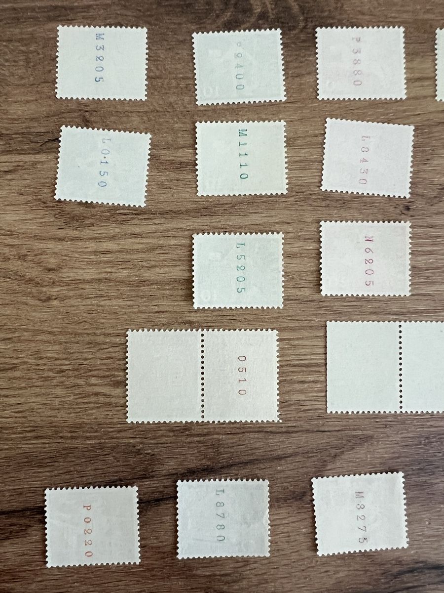 Tutti i francobolli: kleines Lot postfrische Marken mit Rollennummern – Nuovo (secondo la descrizione) da Braunau venduto da Desil2511 1