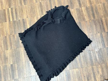 Warm Poncho mit Rüschenrand – Perfekt für kühle Tage