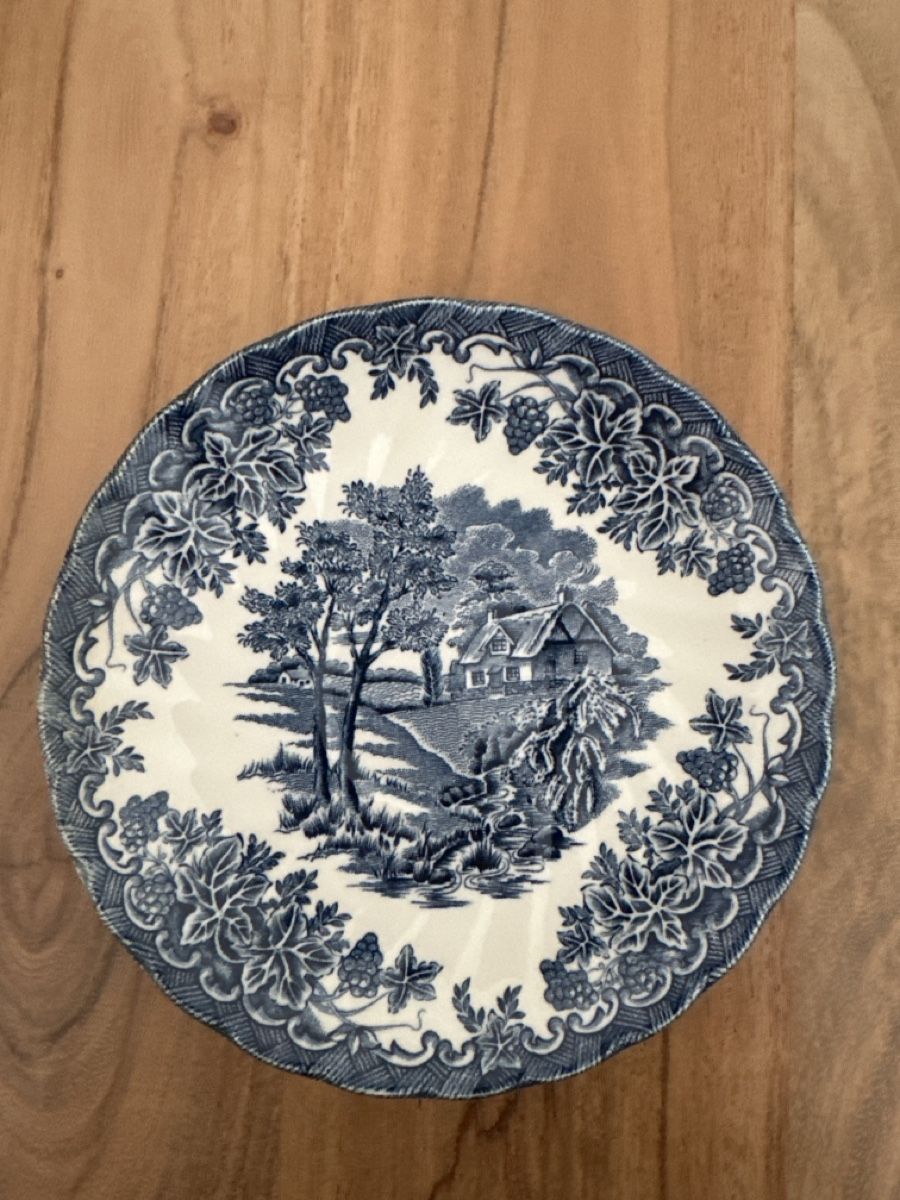 Tassen: Churchill Tableware Set 5 Tassen, 6 Unterteller – Gebraucht aus Zürich von ana_5psr 1