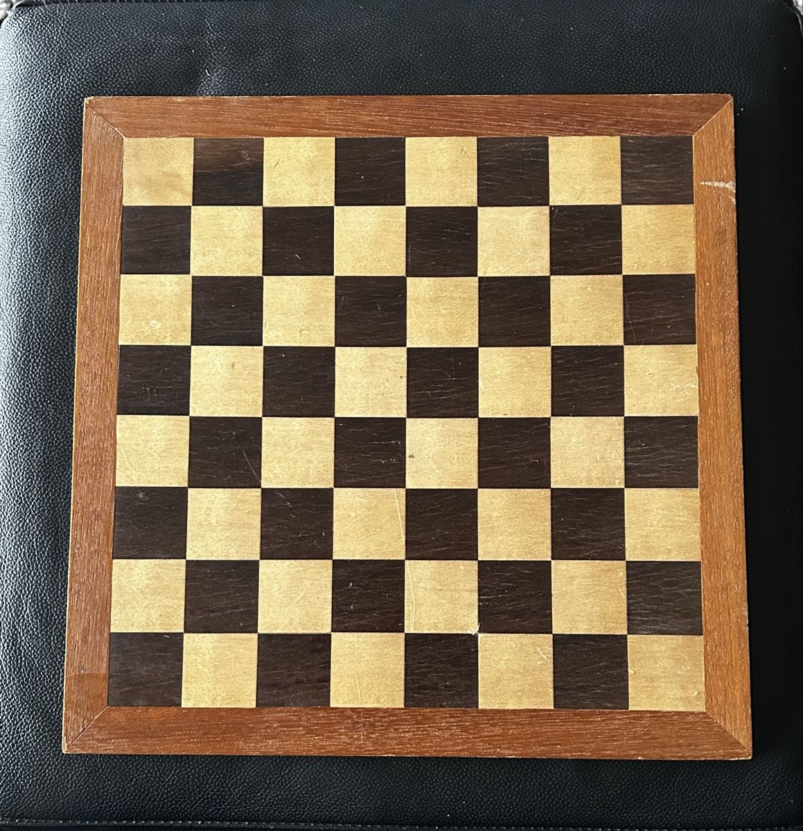 Spiele: Schachbrett Holzoberfläche, 31x31 cm – Gebraucht aus Steffisburg von Maratsch