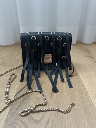 Schicke Furla Ledertasche in Schwarz mit Fransen 🖤