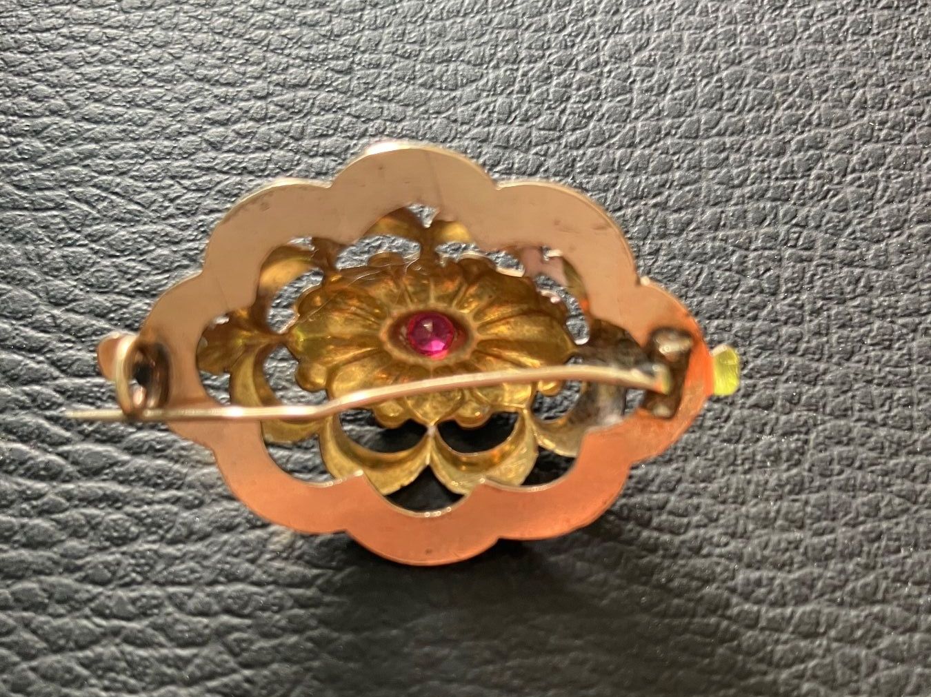 Spille & Fermagli: Broche vintage dorée avec rubis - Élégance intemporelle – Usato da Peseux venduto da Chimon59 3