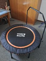 kleines Trampolin mit Haltestange in schwarz-orange