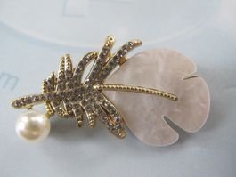 Elegante Feder-Brosche mit Perle, goldfarben