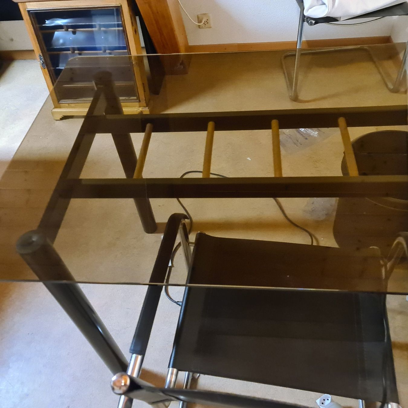 Tische: Glastisch /Designer mit Holzgestell und zwei Sessel – Neu (gemäss Beschreibung) aus Hütten von Edeli5