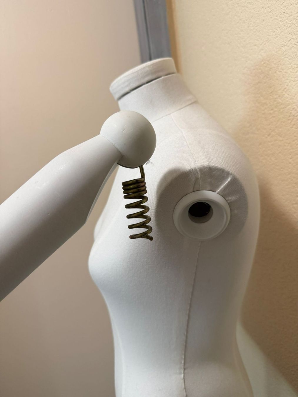 Allestimento di negozi e stand fieristici: Mannequin avec bras articulés amovibles – Usato da le landeron venduto da canette 5