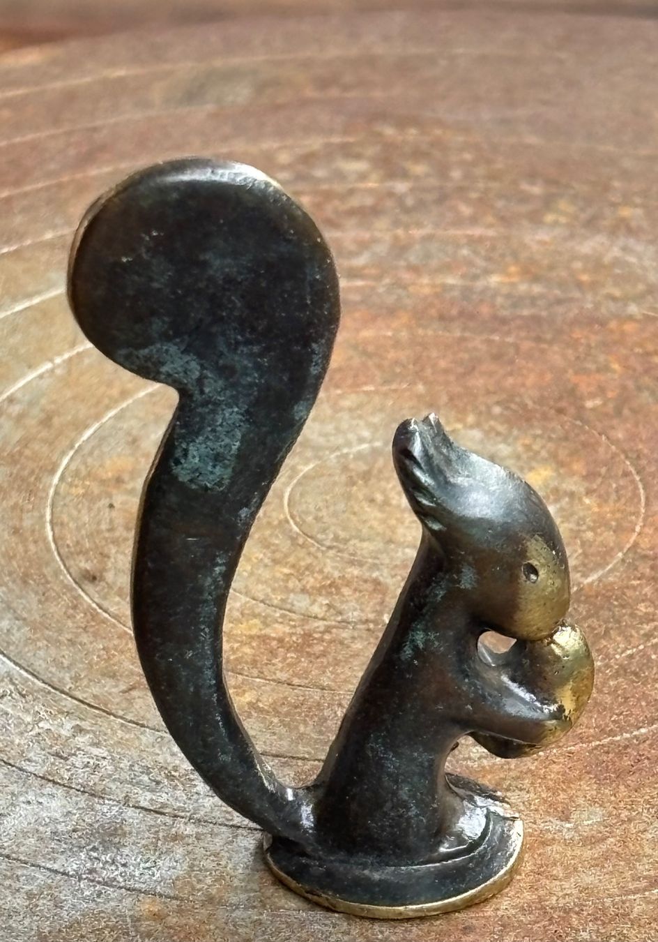 Statuette: Bronzefigur Eichhörnchen mit Nuss, eventuell Richard Rohac – Usato da Lüchingen venduto da Eeizo 2