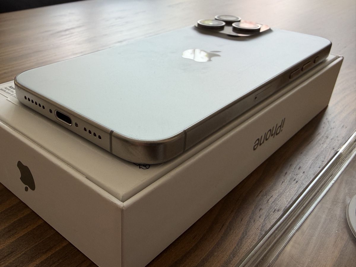Apple Portables: Iphone 15 Pro Max 256 GB Silber – D'occasion à Zürich par arb_9qhc 2