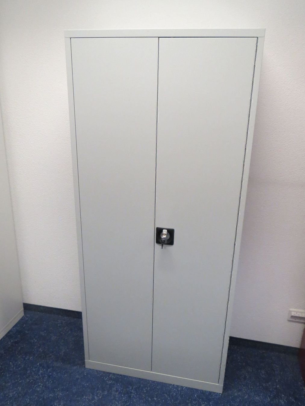 Schränke: Metallschrank Flügeltürschrank – Neu und originalverpackt aus Hüttwilen von Andmithand