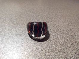 Ring, schwarz / weiss, rote Wellenlinien