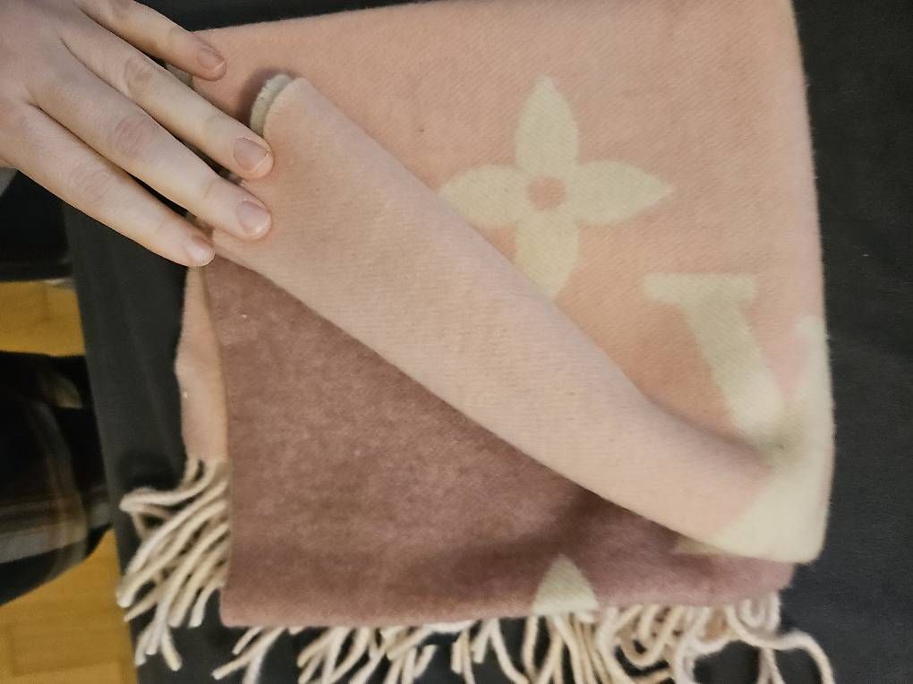 Louis Vuitton Foulard & Sciarpe: LV Reykjavik Rosa Beige – Usato da Ottenbach venduto da RaRo 4