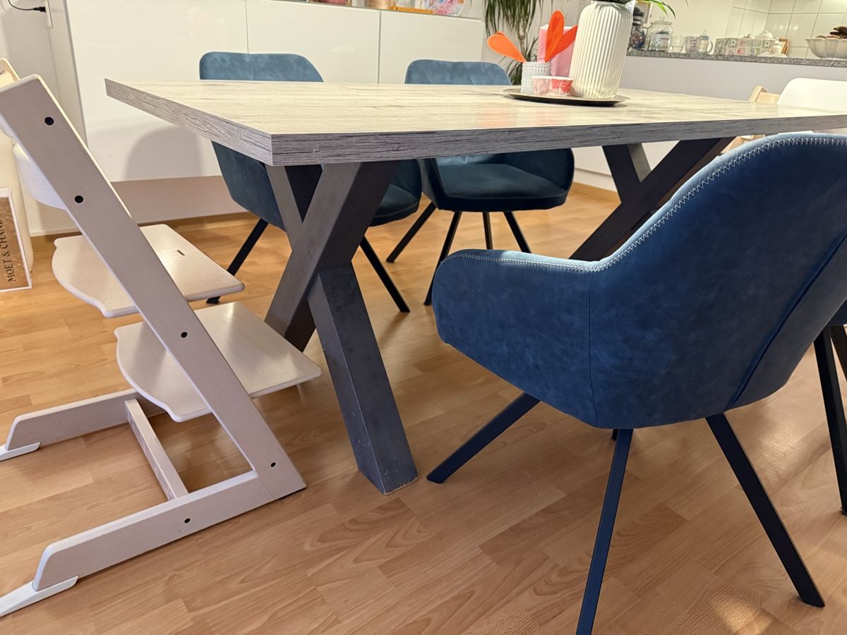 Tavoli: Moderner Esstisch in Eiche-Optik mit X-Gestell – Usato da Buchs ZH venduto da lucametro 1