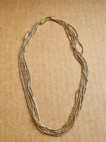 Goldfarbige Halskette mit mehreren Strängen