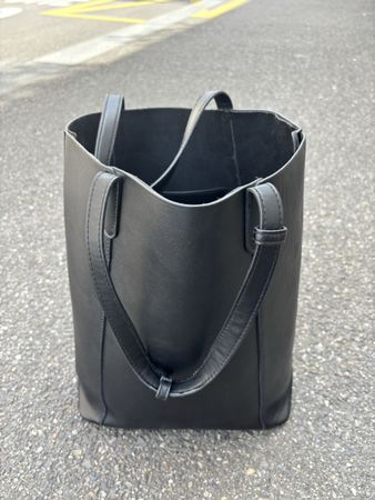 Schwarze Ledertasche