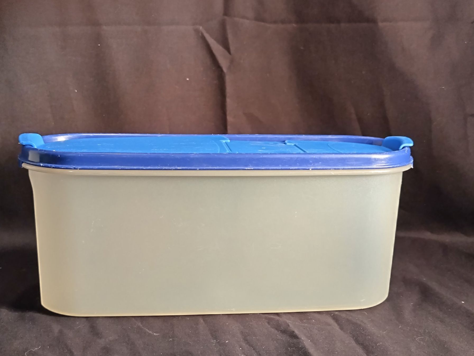 Tupperware Contenitori & Simili: Tupperware Behälter mit 2 Oeffnungen im Deckel – Usato da Bellach venduto da JingleCherry 1