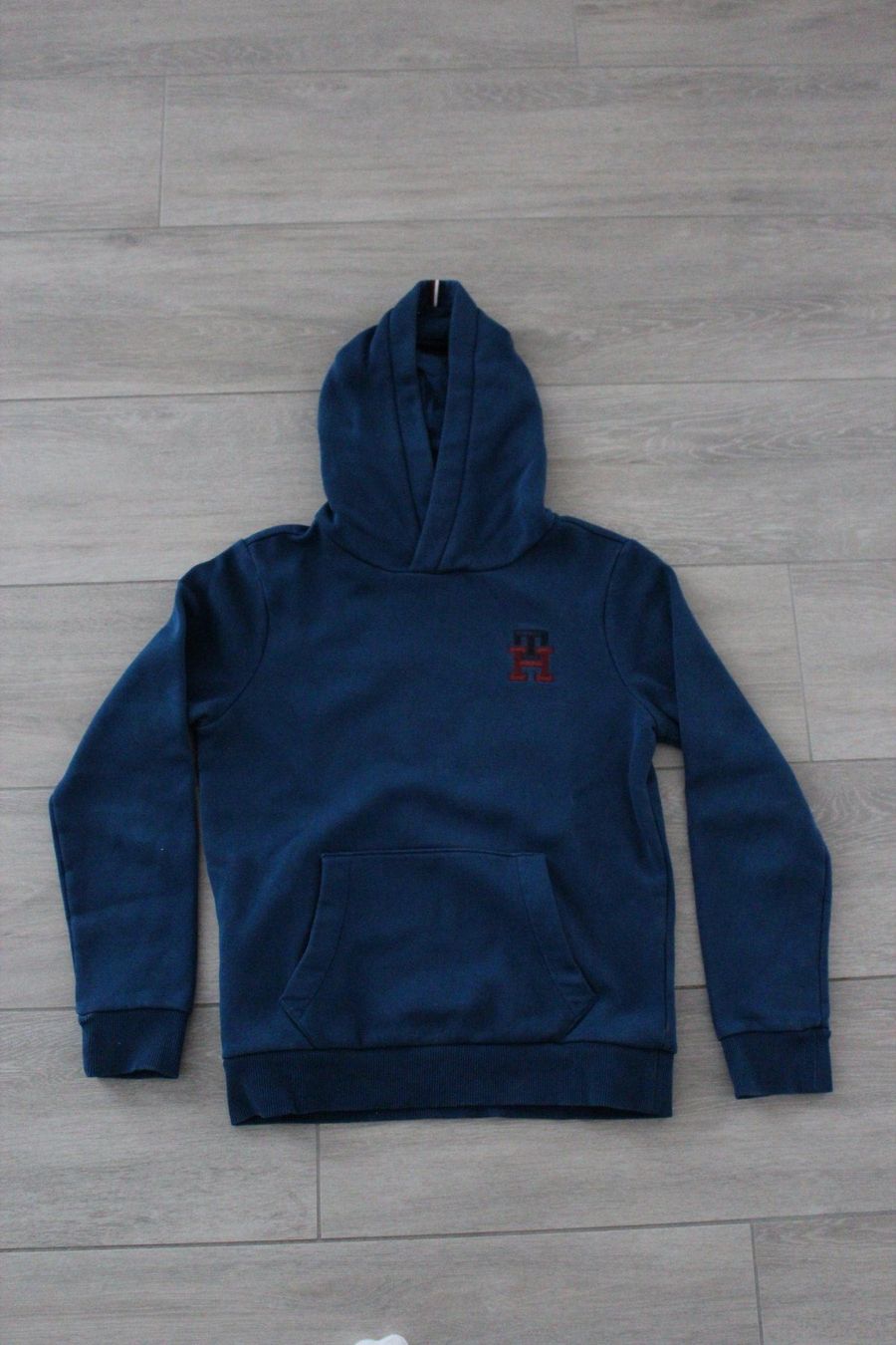 Pullover & Sweatshirts: Sweat Tommy Hilfiger – Gebraucht aus Ferreyres von cel_986z