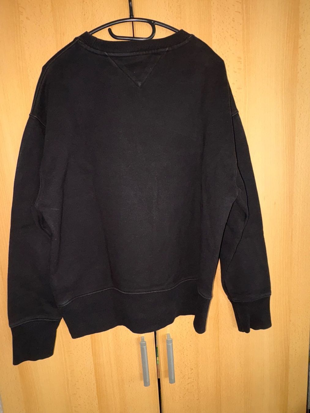 Pullover & Sweatshirts: Tommy Jeans Schwarzer Pullover, Grösse M – Gebraucht aus Ibach von lisch3 3