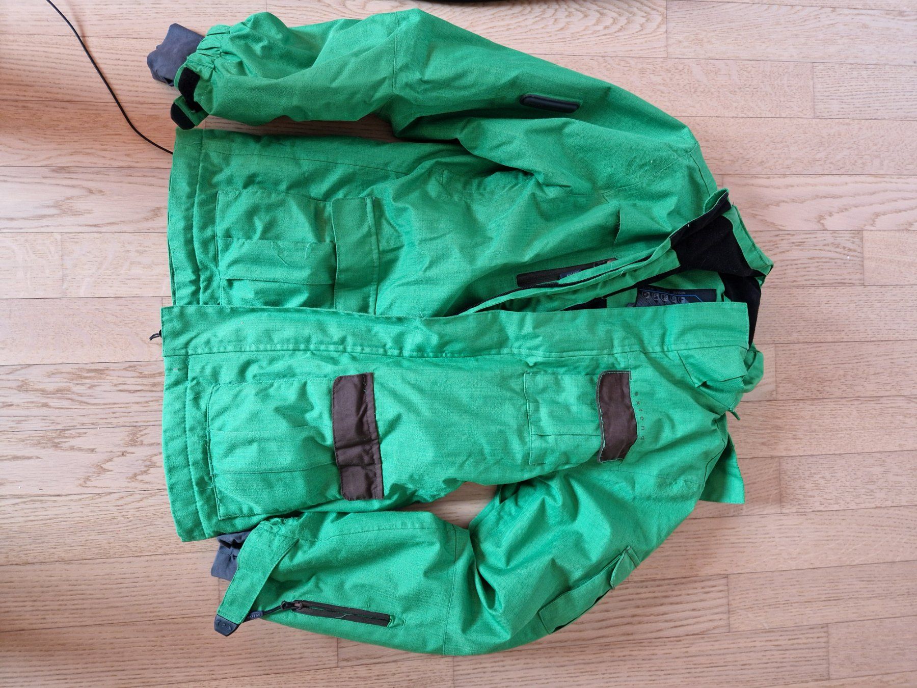 Jacken: Winterjacke, grün, Grösse 152, gem. Abb. – Gebraucht aus Niederwil SG von kaseopeia
