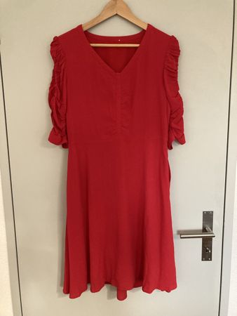 Rotes Sommerkleid mit gerafften Ärmeln, Grösse M - Top!