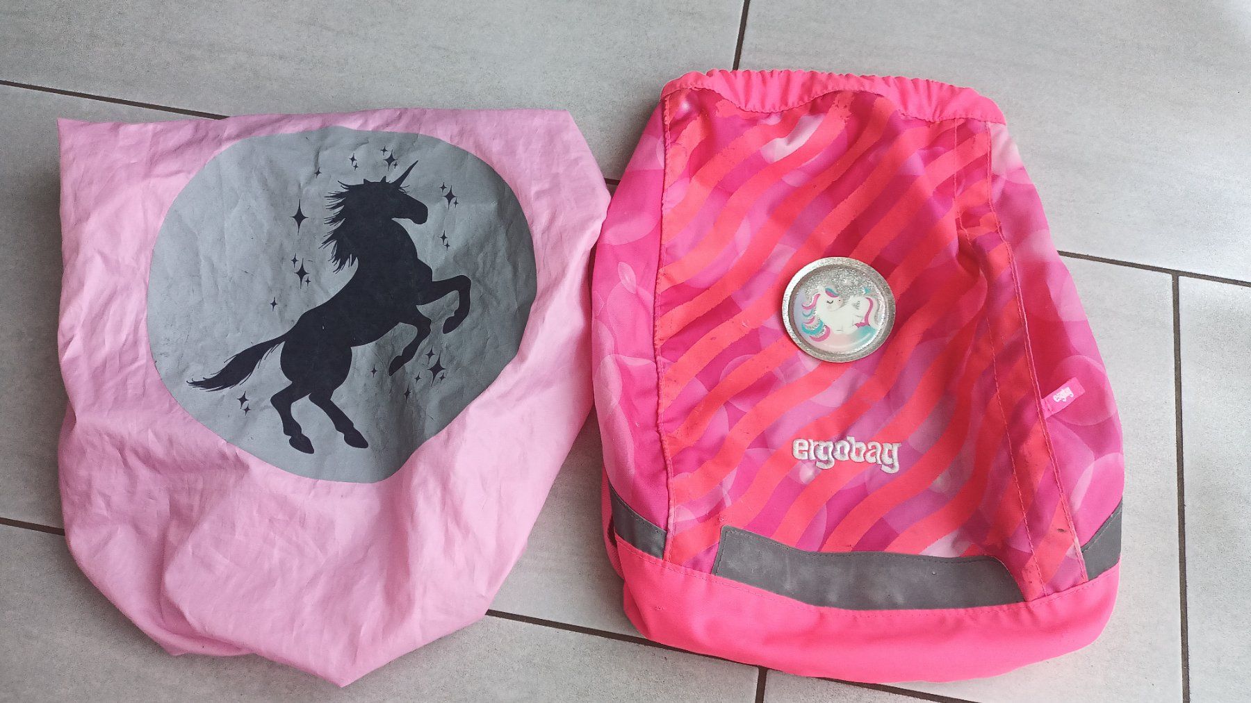 Ergobag Borse & Zaini: Ergobag Schulthek Pink Einhorn mit viel Zubehör – Usato da Madetswil venduto da B-Ti 4