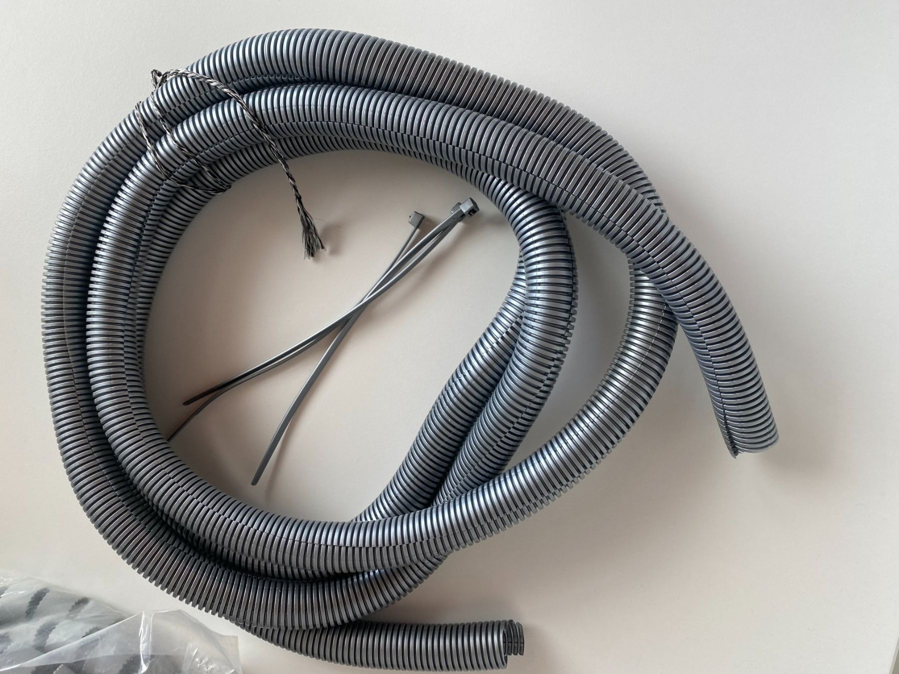Tuyaux & tubes: Kabelordnungsschlauch 2 m plus 3,3 m – Neuf avec emballage d'origine à Wagen par 20Ricola18 3