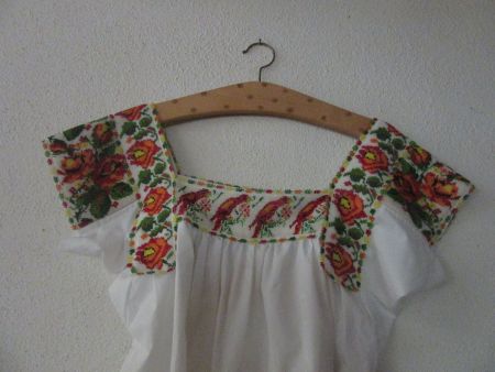 Huipil-Bluse weiss mit kunstvoller Perlenstickerei Guatemala