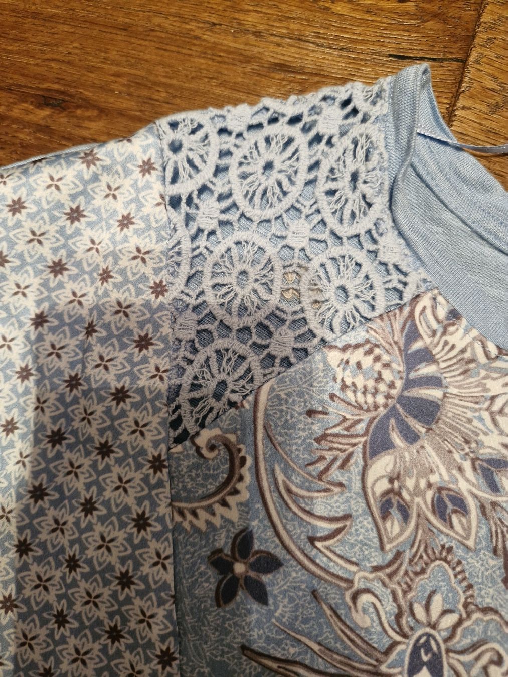 Comma T-shirt: Commas Shirt, Grösse 36, hellblau mit Muster, neuwertig – Nuovo (secondo la descrizione) da Bottmingen venduto da mbrunetti1 3