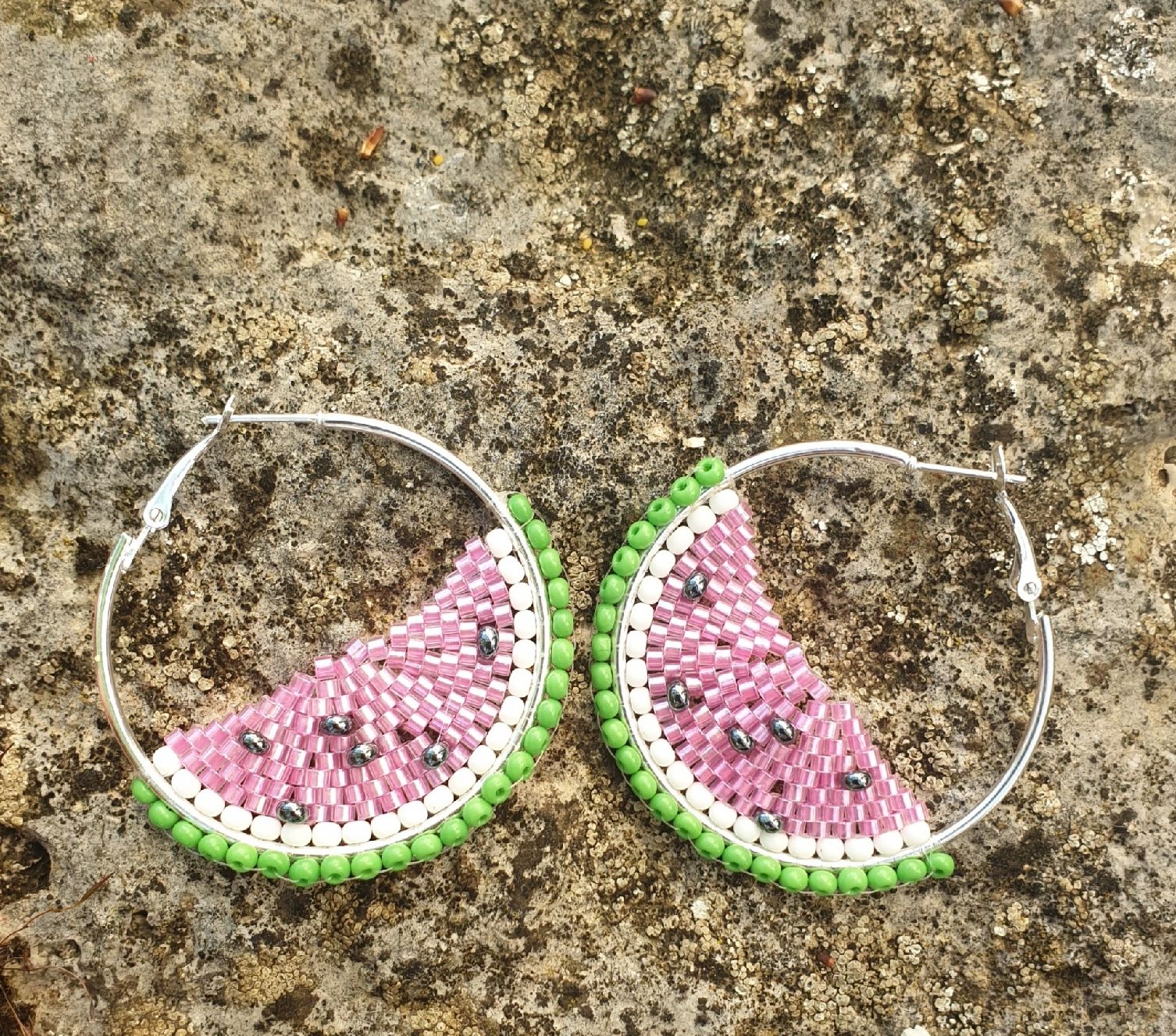Orecchini pendenti & Orecchini a lobo: Creolen Ohrringe Handmade Perlen Wassermelone – Nuovo (secondo la descrizione) da Gelterkinden venduto da Macrameed 1