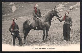 Bäuerinnen aus Champéry in Tracht mit 