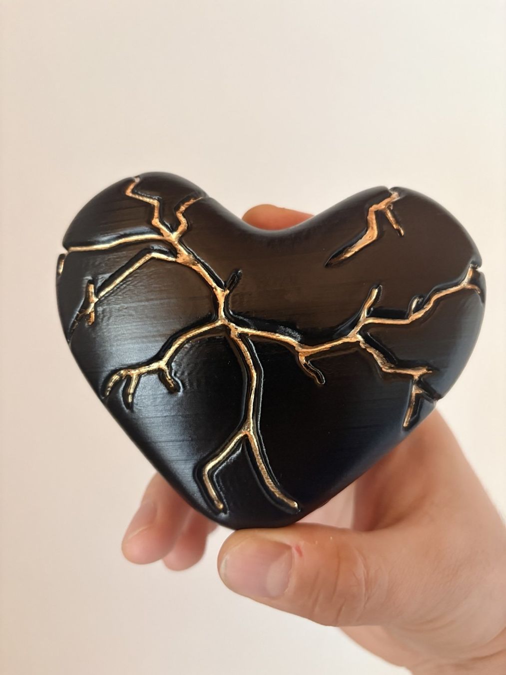 Kintsugi-Herz mit Goldenen Rissen durchzogen (Schwarz) (Neuf avec ...
