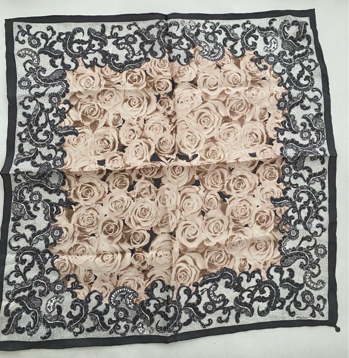 Codello Foulards, Tücher & Schals: Codello Seiden Foulard 🌸 – Gebraucht aus Opfikon von Luis144