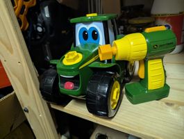 Traktor John Deere mit Schraubendreher 